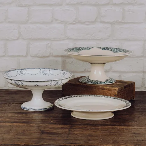 Plats sur pied en porcelaine