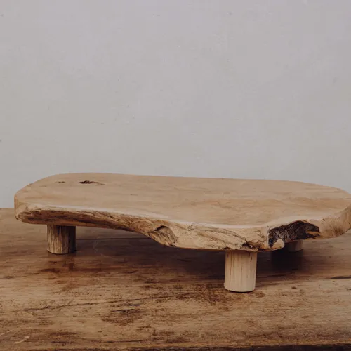 Plat sur pied en bois