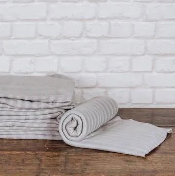 Plaid Solveig gris clair à rayures