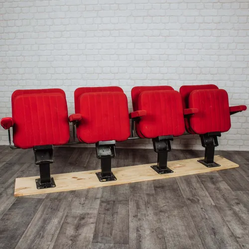 Rangée de fauteuils de cinéma rouge
