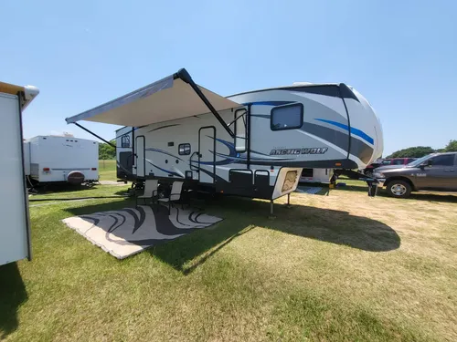 2018 Arctic Wolf Fifth Wheel (Sleeps 10)