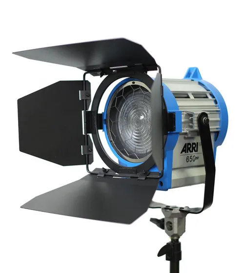 ARRI 650w Plus Fresnel Light KIT (Dimmer, Scrims, Spare Bulb)