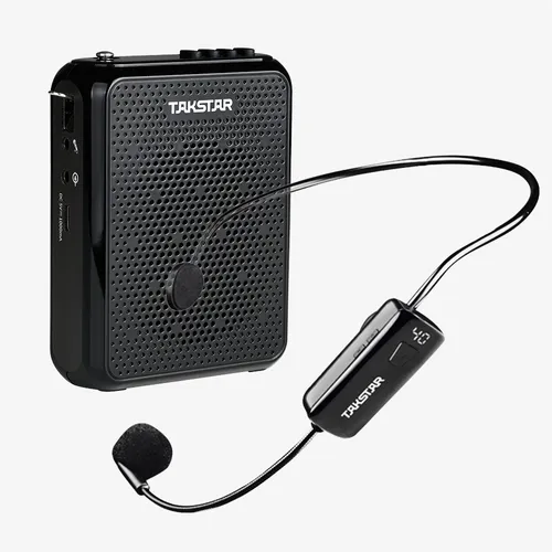 Gido mikrofonas su garsiakalbiu