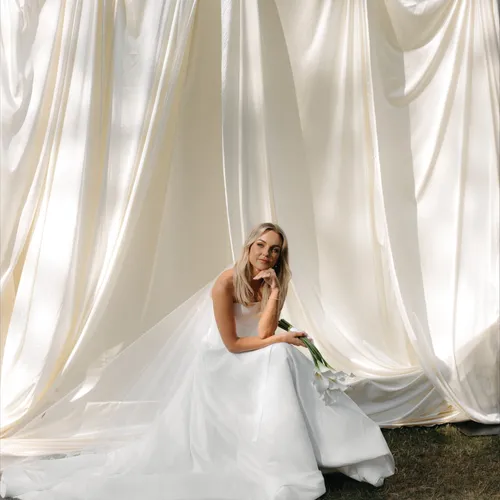 The Montana (Satin Backdrop)