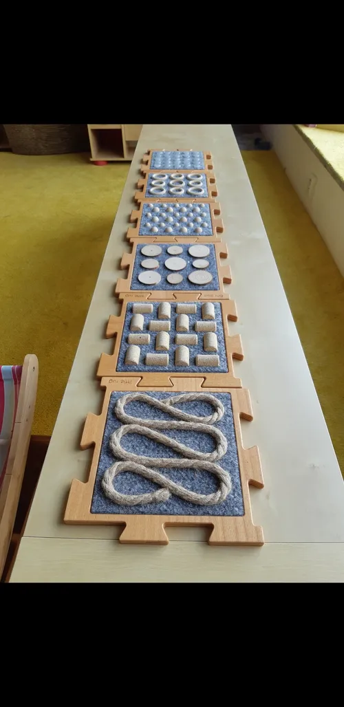 Senzomotorický dřevěný kobereček-puzzle Little Rug