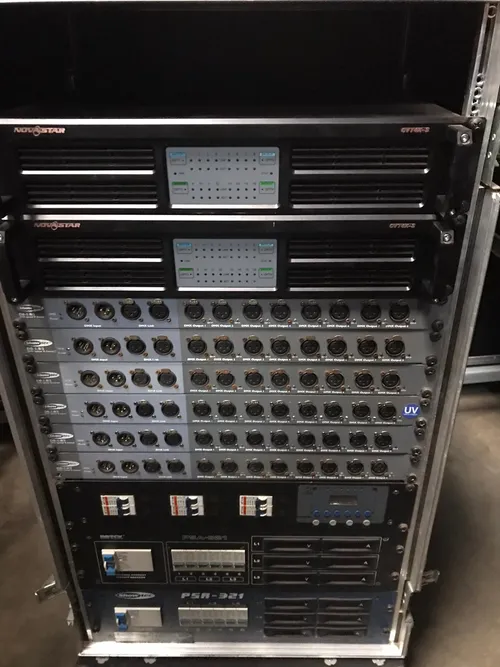 Armoire Electrique 1x32 Tri + 1 Grada 32 tri + 6 splitter dmx + 2ctv4k Nova