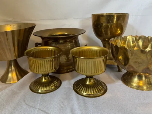 Assorted small brass vessels