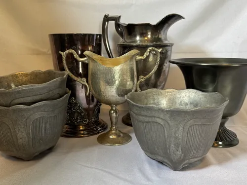 Assorted silver vessels 