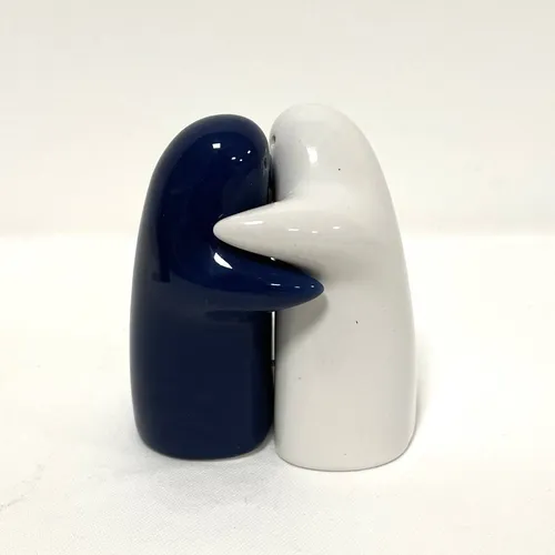 Hugging salt & pepper set 