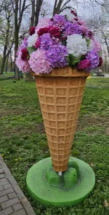 Cornet inghetata decorat flori