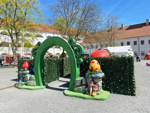 Labirint tematizat cu decor de paste