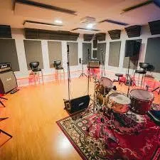 Renta de Cuarto de Ensayo con Capacidad de hasta 6 Personas Equipado con Aire Acondicionado, Batería Completa , Amplificador de Bajo, Guitarra, 2 Bocinas, Mezcladora y  2 Micrófonos