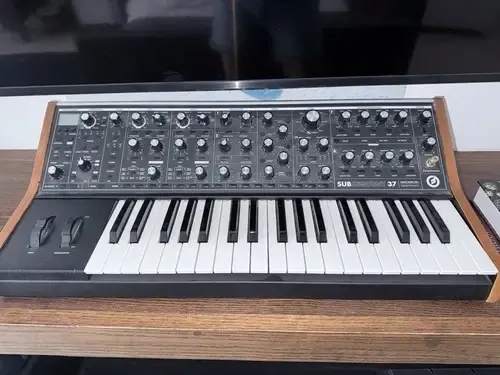 Sintetizador Análogo Moog Sub 37 