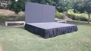 Módulo de Tarima de Escenario a .80 mts de Altura de 1.22x 1.22 mts Aforado con Tela Negra 