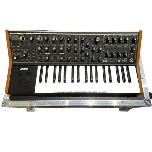 Sintetizador Análogo Moog Sub 37 