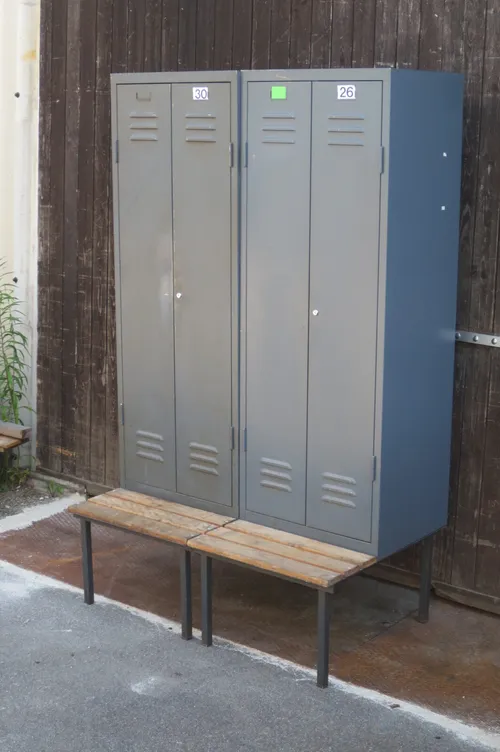 Spind, 2-türig, grau mit Holzbank