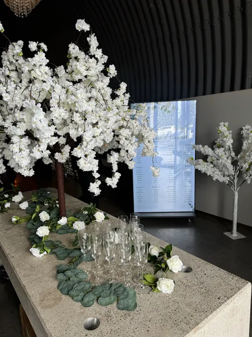 Hvítt tré á brúnum standi 1,2 metrar