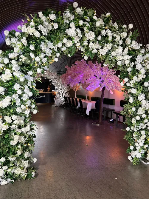 Blóma bogi - hvítar rósir