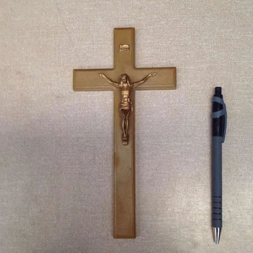 Brown Plastic Wood Effect Wall Hanging INRI Cross Crucifix With Gold Jesus