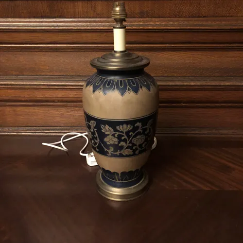 Ceramic brown and black lamp with leaf/flower design 