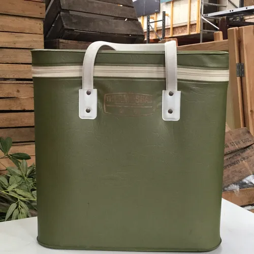 Period Green Thermos Bag
