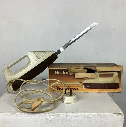 Period Cream and Brown Electric Carving knife
