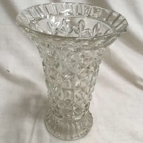Clear cut class vase with pointed detail