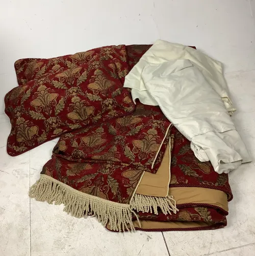 Red and Gold Patterned Duvet / Set with Fringe