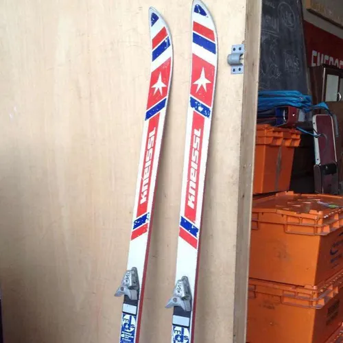 Pair vintage snow Skiis
