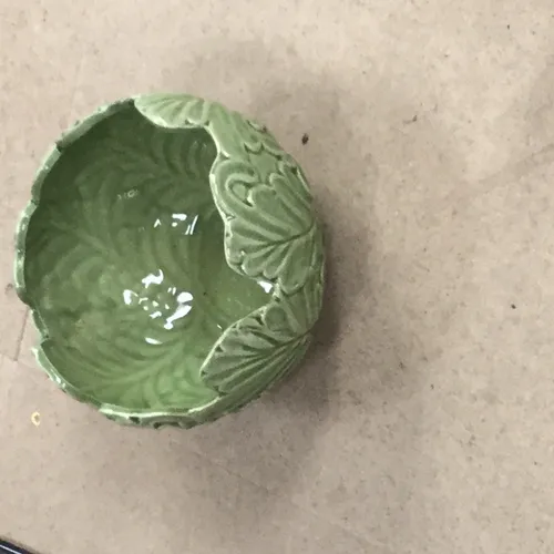 Green leaf ceramic bowl with leaf design