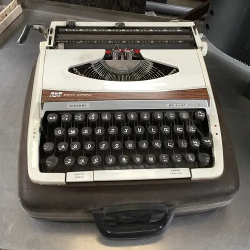 Period Smith-Corona Viceroy De-Luxe Typewriter