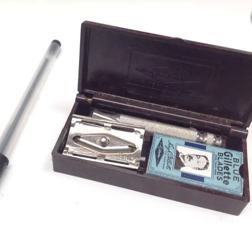 Gillette shaving kit with blades and collapsible razor in Bakelite case