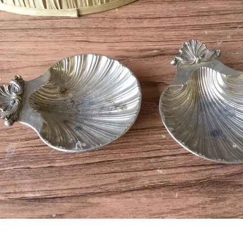 shell shaped metal ash tray with feet