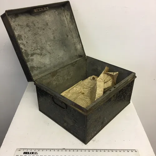 Rusty mental black tin with handles 