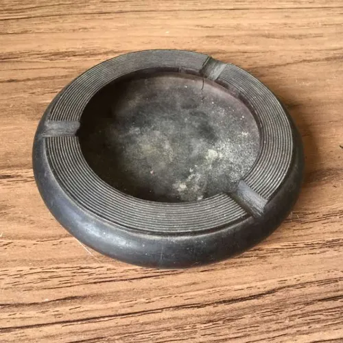 round wood 3-slot ash tray with ribbed rim