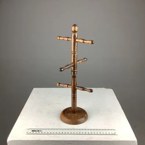 Wood mug tree with 6 pegs