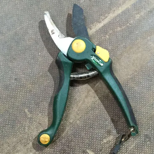 Green Yeoman pruning secateurs