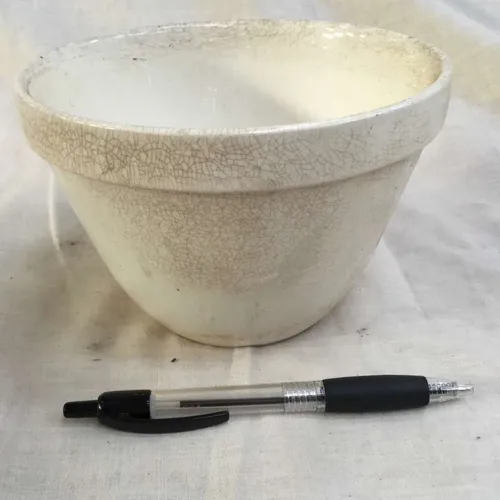 Cream ceramic bowl/pot with crazing effect 