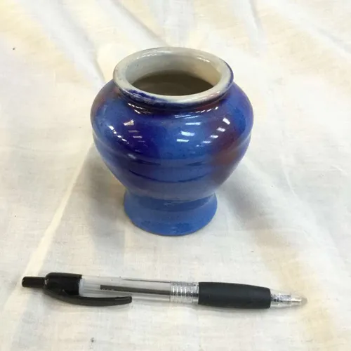 Small royal blue pot 