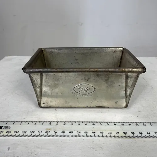 Quantity of Assorted Loaf Tins