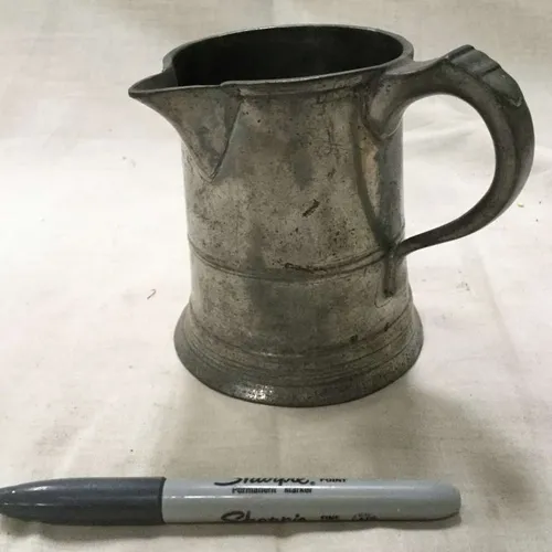 Metal tankard with spout
