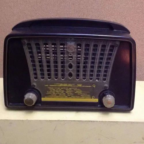 Period Phillips brown Bakelite radio unit
