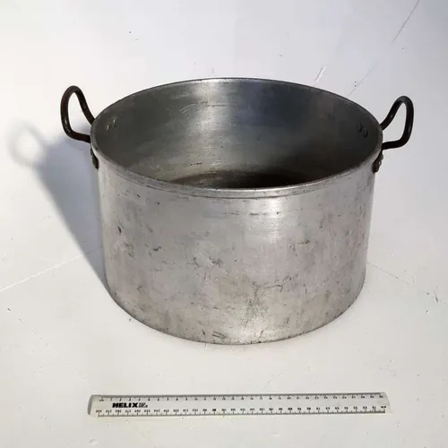 Round metal cooking pot/pan with handles