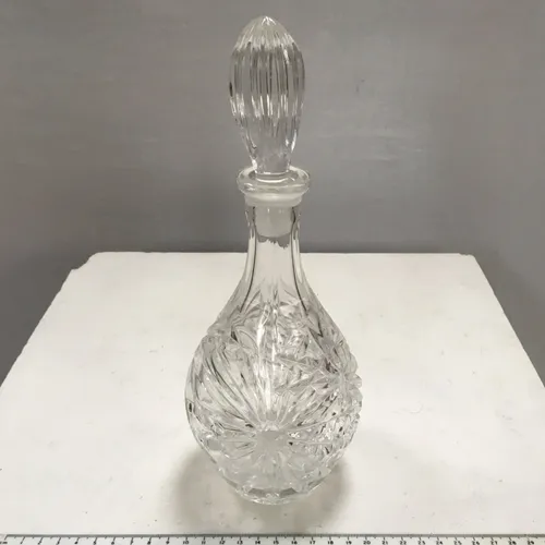 Cut glass decanter with stopper