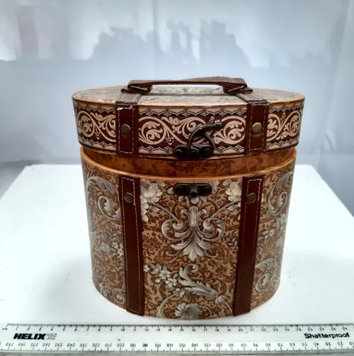 Set of 2 vanity boxes with leather straps