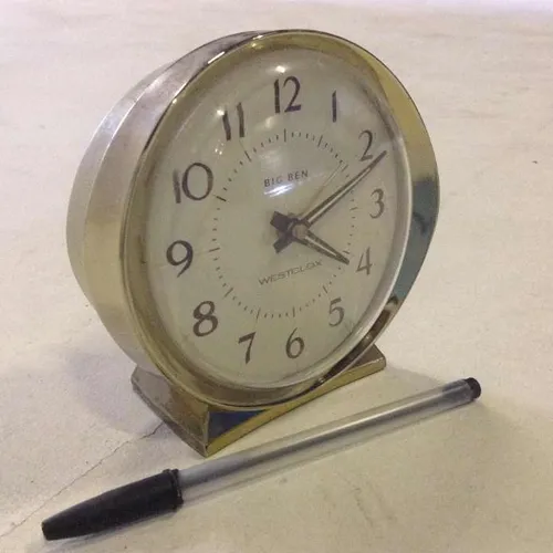 Westclox Big Ben plastic analogue shelf mantle clock with cream face