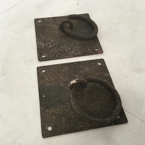 Prop / Dummy Period Rusted 'Metal' Binnacle Ring Plate for Rope