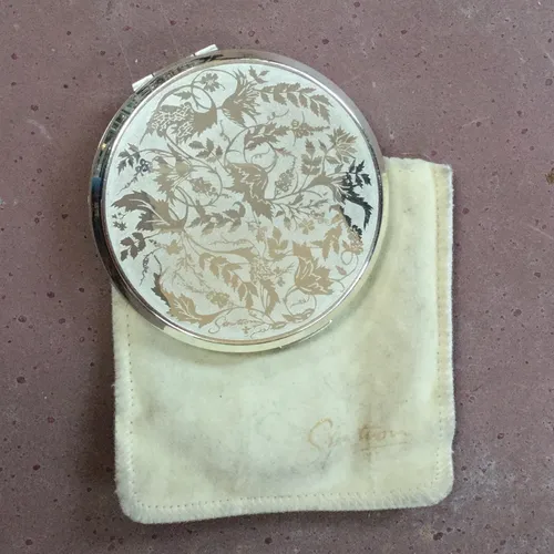 Silver powder case with cream velvet pouch 