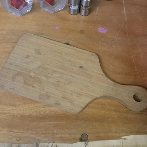 Wooden chopping board with handle