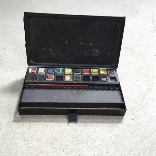 Art Paint Set In Black Metal Tin